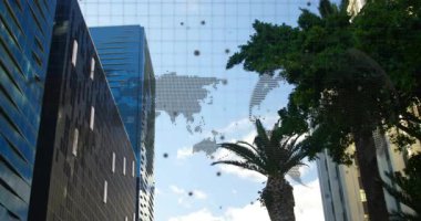 Sağ tarafta duran palmiye ağacı, solda beliren noktalar oluşmaya başlıyor, şebeke verileri gösteriyor. Yeşillik, şehir manzarası, cam, mimari, projeksiyon, görselleştirme, coğrafi