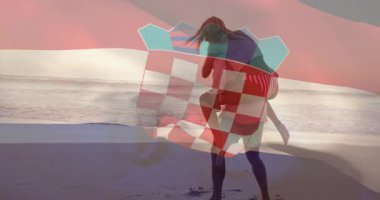 Kadın adamın sırtına tırmanıyor, adam kıyıya çıkıyor, kırmızı arma üzerinde sürükleniyor, günbatımı reklamı. Plaj, çift, romantizm, deniz kenarı, kum, okyanus, alacakaranlık