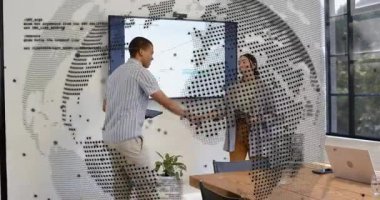 Teknik ekip odada el sıkışıyor ve noktalı dünya tabletlerinin renk tekerleği çizelgelerini gözden geçirmesine neden oluyor. Meslektaşlar, konferans, yönetim kurulu, aygıtlar, işbirliği, analitik, palet