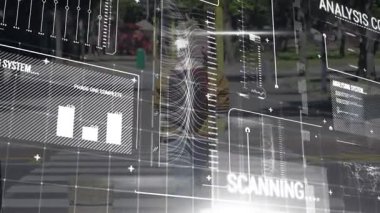 Yaya geçidine çıkan bir erkek yaya, çizelgelerle HUD taraması yapıyor ve trafik güvenliğini araştırıyor. Şehir, sokak, yürüteç, sırt çantası, sarı, gündüz, üst üste