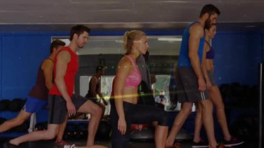 Başroldeki kadın, spor için senkronize hamleler, hareketin hareketini gösteren animasyon grafikleri. Spor, takım çalışması, spor salonu, stüdyo, ayna, dambıl, dengeli top