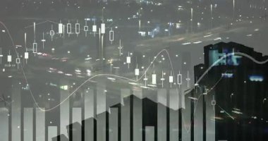Gri finansal tablo gece ufkunda kayboluyor, parmaklıklar yükseliyor, mumlar kayıyor, trendleri gösteriyor. Dataviz, kaplama, gri pul, gece, şehir, zaman aşımı, trafik