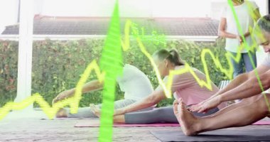 Yoga grubu avluda kıvrılarak ilerlerken eğitmen el ele tutuşuyor, dalgalanan dalgalanma sayıları. Açık hava, esneme, spor, sınıf, paspas, gün ışığı, bahçe.