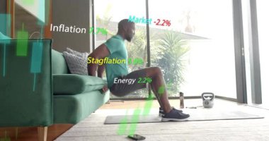 Adam ellerini kanepeye koyuyor forma girmek için trisepsleri açıyor, olay yerinde büyüyen finansal grafikler. Ev salonu, oturma odası, beden eğitimi, egzersiz, kettlebell, mat, gün ışığı.