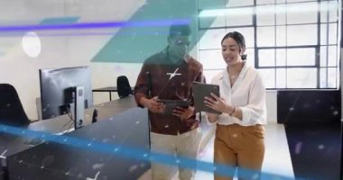 İş arkadaşları ofisten çıkıyor, kadın tablet gösteriyor erkek iş çizelgelerine bakarken parlıyor. Meslektaşlar, işbirliği, takım çalışması, modern, çalışma alanı, monitörler, analitik