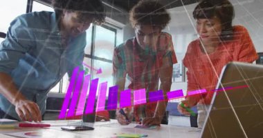 Telefonun yanındaki çizelgeleri işaretlemek, pazarlamayı gösterirken mor 3D çubuk grafiği büyütmek. İşbirliği, beyin fırtınası, planlama, işaretleyiciler, dizüstü bilgisayar, ofis, tasarım