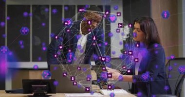 Telefonları dinleyen bir kadın ve masadaki dizüstü bilgisayarı gösteren bir adam. Mor ikon şebekesi, pazarlama istatistikleri. İşbirliği, toplantı, ofis, tablet, tartışma, odaklanma, modern