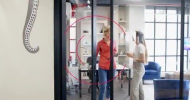 Kadınlar cam kapıyı açar, ofise camları kırmızı kaplamayla girerler, iş için tablet kullanırlar. İş arkadaşları, işbirliği, çalışma alanı, modern, açık plan, dinlenme odası, monitörler