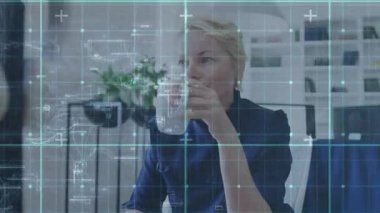 Olgun ofis profesyonelleri bardak yudumluyor masaya yaslanıyor ve notları işaretliyor. Çalışma alanı, profesyonel, düşünceli, odaklanmış, holografik, dijital, gündüz