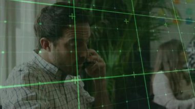 Telefonunu kulağına getiren, satış görüşmesi için ofiste konuşan ve dinleyen yeşil şebeke kaplayan bir adam. Takım çalışması, iletişim, birlikte çalışma, iş, masa, çalışma alanı, açılış planı