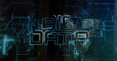 Mavi devreler beliriyor, erkek teknik cihazlar, teftiş rafları, büyük veri bankaları büyüyor, veri gösteriliyor. Teknisyen, veri tabanı, sunucu, holografik, izleme, analiz, ekipman