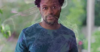 Sundurmada konuşan bir adam denizanası gibi görünen ve görselleştiren bir teknoloji konsepti. Portre, açık hava, veranda, yeşillik, gün ışığı, deniz mavisi, bokeh