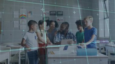 Öğretmenin tableti eğmesi, öğrencilerin eğilip kitabı göstermesi, öğrenmesi, deniz mavisi örgütü geçişi. Sınıf, işbirliği, katılım, merak, gün ışığı, gökkuşağı, çeşitlilik