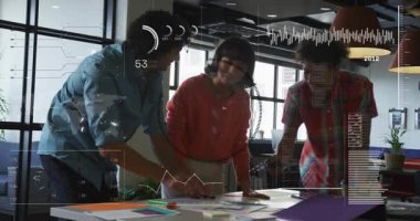 Takım gösterimi, kağıtları taşıma, telefon gösterimi, tasarım onayı için yüzen grafikler. İşbirliği, ofis, toplantı, ahşap, diyagramlar, veriler, beyin fırtınası