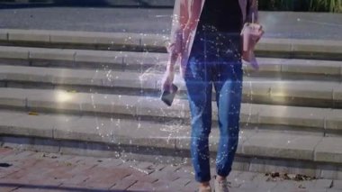 Yetişkin bir kadın elinde AR küresiyle merdivenlerden iniyor. Teknoloji tanıtımı için tuğla yola yerleşiyor. Yaya, kentsel, plaza, holografik, parçacık, kot, gelişigüzel