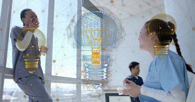 Hologramlı, büyük pencerelerin yanında elinde bardak ve hap şişesi tutan önlüklü tıbbi ekibi tartışıyorlar. Güçlendirilmişlik, sinir ağı, işbirliği, klinik, hastane, güneş ışığı, karlı