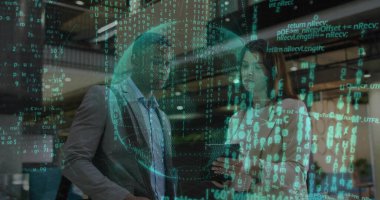 Takım elbiseli ve kravatlı bir adam, spor ceketli bir kadın atriyumda akıllı telefon izliyor, yeşil kod üst üste. Profesyoneller, işbirliği, teknoloji, geliştirilmiş, gerçeklik, modern, dünya