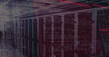 Sunucu rafları ve 19in dolapları yama panelleri, kablolar ve merdiven ile veri merkezi koridorunu gösteriyor. Veri tabanı, neon, morumsu, parlak, üst üste, çift pozlama, kablolar