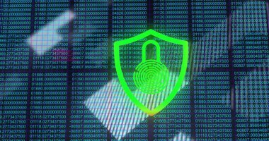 Ekranda asma kilit parmak izi olan yeşil bir kalkan, uzun kollu gömleğin içinde gezinen eller. Siber güvenlik, şifreleme, veri rotasyonu, biyometreler, arayüz, görselleştirme, geleceksel
