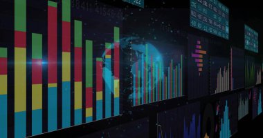 Grafikler ve hologramlar analitik odasında üst üste dizilmiş çizelgelerle birlikte gösteriliyor. Veri, gösterge panelleri, ekranlar, paneller, dünya, görselleştirme