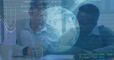 Çalışma masasına yaslanmış, doküman, kalem ve çizelge okuyan iki iş arkadaşını inceliyorum. Takım çalışması, analitik, grafikler, gösterge panelleri, dünya, finans, veri