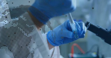 Pipet kullanarak, PPE 'deki araştırmacı bankta, mikroskop kolunda ve harita kaplamasında şişeye transfer oluyor. Eller, laboratuvar, tüp, bilim, araştırma, elektronik, kablolar