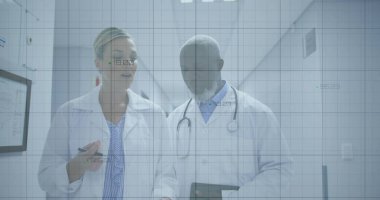 Klinikte tablet kullanan labirent giymiş yürüyen doktorlar. Kalem, steteskop ve veri şebekesini işaret eden kadınlar. Hastane, koridor, işbirliği, klinisyenler, örtüşme, dijital, odaklanma