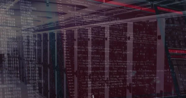 Sunucu rafları ve 19in dolapları yama panelleri, kablolar ve merdiven ile veri merkezi koridorunu gösteriyor. Veri tabanı, neon, morumsu, parlak, üst üste, çift pozlama, kablolar