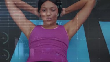 HUD 'u da sayarsak, kadın ve erkek mavi minderlerde senkronize mekik çekiyor, fitness ölçümleri yapıyor. Spor salonu, partnerler, abdominaller, idman, ölçümler, çizelgeler, atletizm