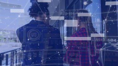 Kamera, iki adamın girişe doğru yürüdüğünü gösteriyor. Teknoloji, animasyon düğümleri çizgileri ve veri çubuklarını örtüyor. İkili, işbirliği, açık hava, yürüyüş yolu, cam, cephe, şehir