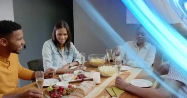 Etkinlikte grup yemeği paylaşmak, doğru adamın yükselişini, kadeh kaldırmasını, mavi çizgili yüzünü konuşmak. Kutlama, toplanma, arkadaşlar, yemek, masa, ev, şerefe