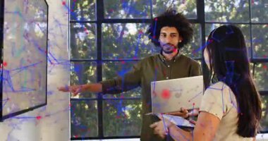 Öncü dizüstü bilgisayar, teknik incelemeye başlama tablet kullanan kadın, ağ kaplama ekibi. İş arkadaşları, işbirliği, sunum, ekran, toplantı, çalışma alanı, gün ışığı