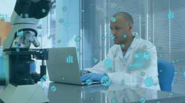 Dizüstü bilgisayarda mikroskop taraması yapan araştırmacı, incelerken yüzeyin incelmesine neden oluyor. Laboratuvar, bank, eldiven, ceket, bilgisayar, veri, görselleştirme