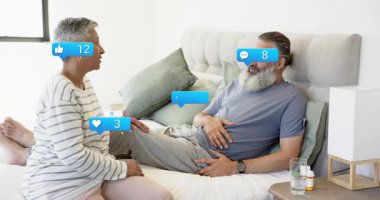 Bağırsaklarını tutan ve konuşan bir adam, kafalarının etrafında mavi kabarcıklar çıkaran, kaş kontrolü yapan bir ortak. Çift, bakım, rahatlık, empati, samimiyet, yatak odası, ev