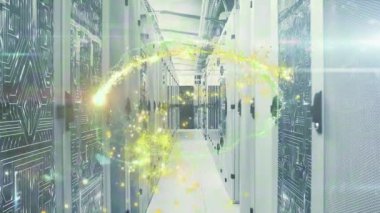 Sol ön planda, parlayan halkayı başlatan ve yörüngede dönen parçacık ağ akışını gösteriyor. Veri tabanı, sunucular, dolaplar, koridor, ışıltı, pırıltı, mercek