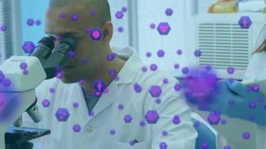 Mor altıgen kaplama görünüyor. Laboratuar mikroskopundaki adam tableti onaylarken bunu işaret ediyor. Araştırmacı, sunum, fütüristik, biyoteknoloji, laboratuvar, işbirliği, kesinlik