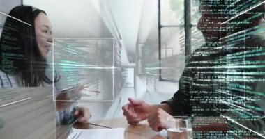 Sağ meslektaş kalem imzalama sözleşmesi önerirken, HUD şartları gösteriyor. İşbirliği, belgeler, evraklar, toplantı, üst üste, veri, dizüstü bilgisayar