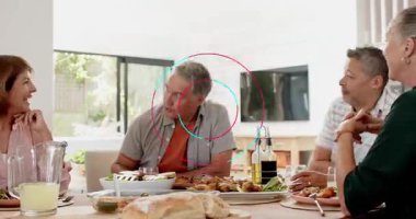 Canlandırılmış eş merkezli daireler dönüyor ve kayboluyor. Yemek ekmeğine önderlik eden, kadeh kaldıran adam ortaya çıkıyor. Toplanma, yemek, tezahürat, sohbet, rahatlama, rahatlama, güneş ışığı