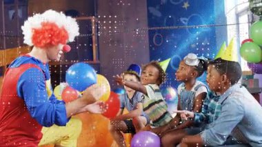 Palyaço diz çöküp mavi balonlu çocuklara parti konfetileri sunuyor. Oyuncu, çocuk, kutlama, mekan, şenlik, canlı, samimi