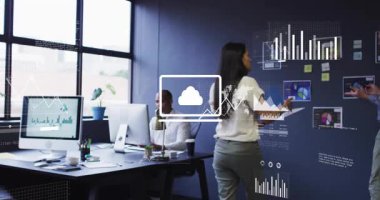 Cama uzanan ve çizelgeleri aktifleştiren ayakta duran kadın, iş için KPI 'leri genişletmeyi tartışan iş arkadaşı. Ofis, işbirliği, veri, görselleştirme, ölçüler, toplantı, çalışma alanı