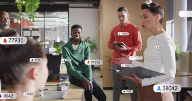 Ofiste sunum yapan bir kadın, yüzen sayısal rozetlere, iş ölçümlerine ve takım alkışlarına neden oluyor. İşbirliği, liderlik, tartışma, işbirliği, analitik, gösterge paneli, yeşillik