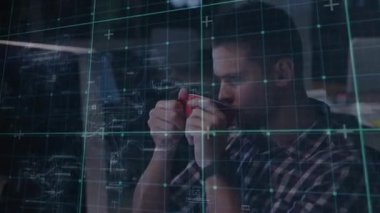 Teknisyen kırmızı bardağı tutuyor, ellerini indiriyor, iş verilerini yeşil HUD ızgarasından geçiriyor. Ofis, masa, dizüstü bilgisayar, cam, kaplama, odaklanma, düşünme