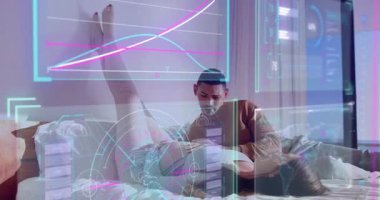 Sağ partner öne eğiliyor, ellerini gövdeye koyuyor. Teknoloji HUD 'u olay yerine yerleştiriyor. Çift, yatak odası, samimi, rahat, modern, gün ışığı, arayüz