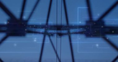 HUD görünüyor, cam bulanık ışından geri çekiliyor pilonları açığa çıkarıyor, ızgarayı gösteren düğümleri hizalıyor. Aktarım, kuleler, kafes, kablolar, kaplama, bağlantı, alacakaranlık