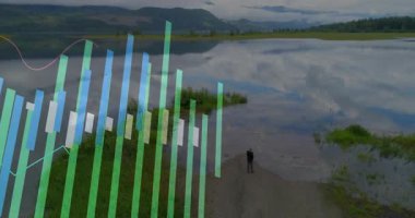 Soldan kayan hareketli çubuklar ve çizgiler gibi duran bir kadın görselleştirme teknolojisini engelliyor. Lakeside, yarımada, yansımalar, bulutlar, hava, insansız hava aracı, kaplama