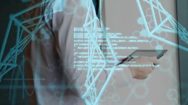 Adam tableti tıklatıyor AR çerçeve kodlarına ve molekül modellerine neden oluyor, pencereden dışarı bakan teknolojik verileri analiz ediyor. Holografik, üstüste, görselleştirme, altıgen, geleceksel, dokunmatik ekran, profesyonel