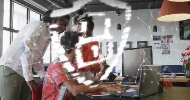 Ekip masa başında yazı yazıp el kol hareketi yapıyor. Güvenlik için ağ titreşim kalkanını dizüstü bilgisayarın üzerinde hareket ettiriyor. Meslektaşlar, işbirliği, ofis, profesyoneller, çalışma istasyonu, teknoloji, cihazlar