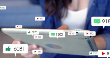 Tablet tutan kadın gelen uyarıları izliyor. Canlı yayında güncelliyor, nişan gösteriyor. Aygıt, etkileşim, dijital, sosyal, ortam, kaydırma, salon