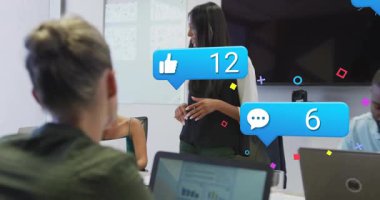 Ayakta duran sunucu kalem sallıyor ve canlandırılmış sosyal simgeleri başlatıyor, pazarlama etkinliğini gösteriyor. Toplantı, liderlik, işbirliği, sunum, kurul odası, gün ışığı, monitörler