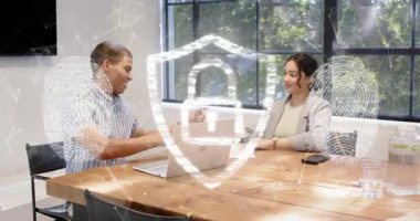 İş toplantısında kalem kadına veren bir adam parmak izi ve kalkan kaplamasına neden olur. İşbirliği, sözleşme, anlaşma, imza, güvenlik, holografik, kurul odası